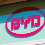 比亚迪新能源汽车本年累计销量507314辆，同比增长348.11%；威马汽车在港交所提交IPO申请；特斯拉暂停全球招聘拟裁员10%